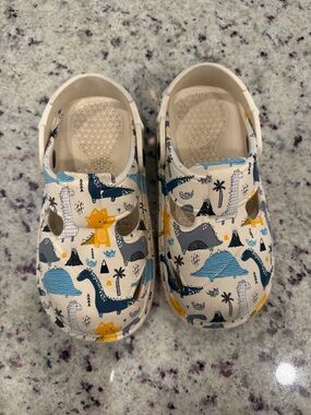 Dinosaur print little kids size 11/12 clog/beach slipper
